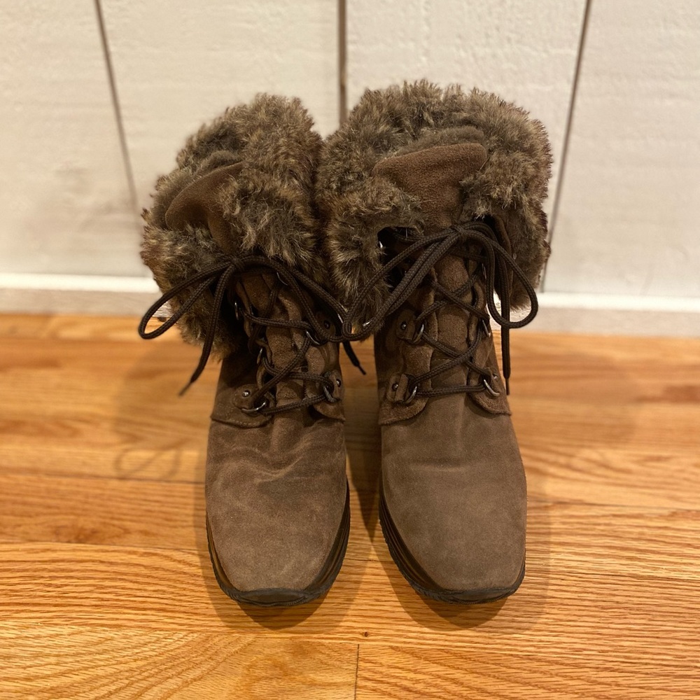 Aquatilia faux fur cuffed booties! 🧡